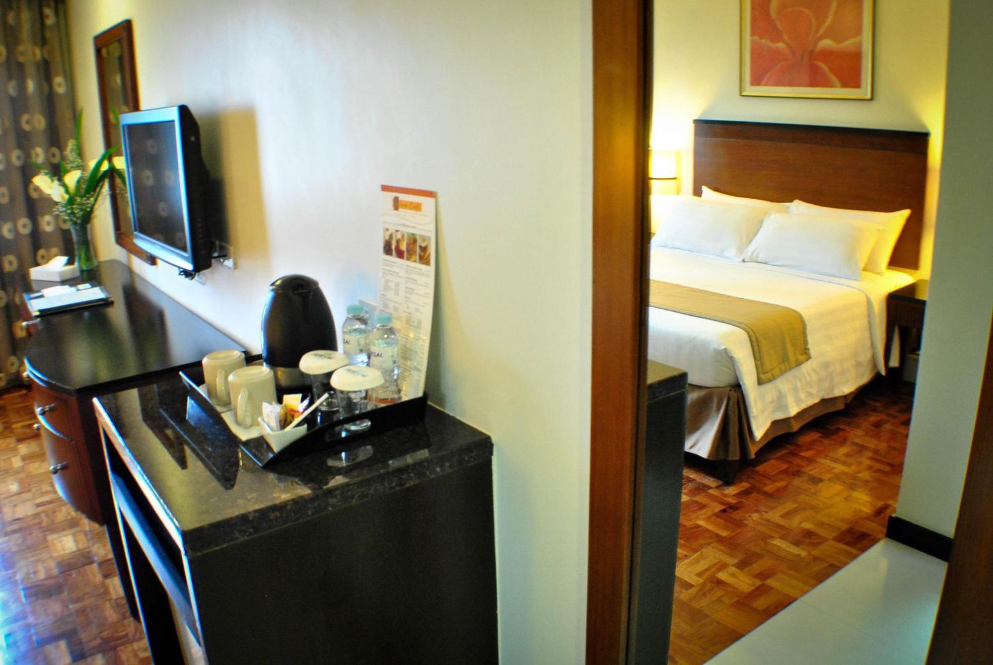 Fersal Hotel Neptune Makati San Pedro Makati Exterior foto