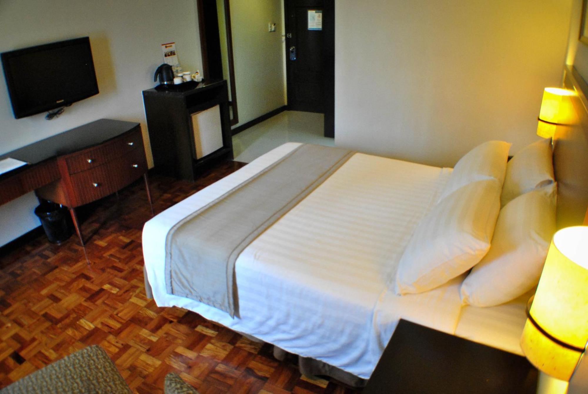 Fersal Hotel Neptune Makati San Pedro Makati Exterior foto